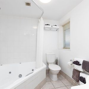 One Bedroom Apartment Spa Bath